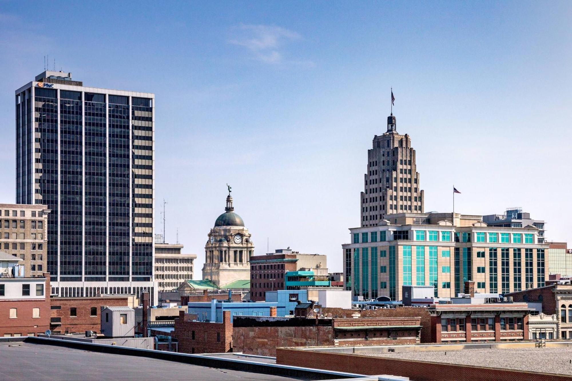 Courtyard Fort Wayne Downtown At Grand Wayne Convention Center Bagian luar foto