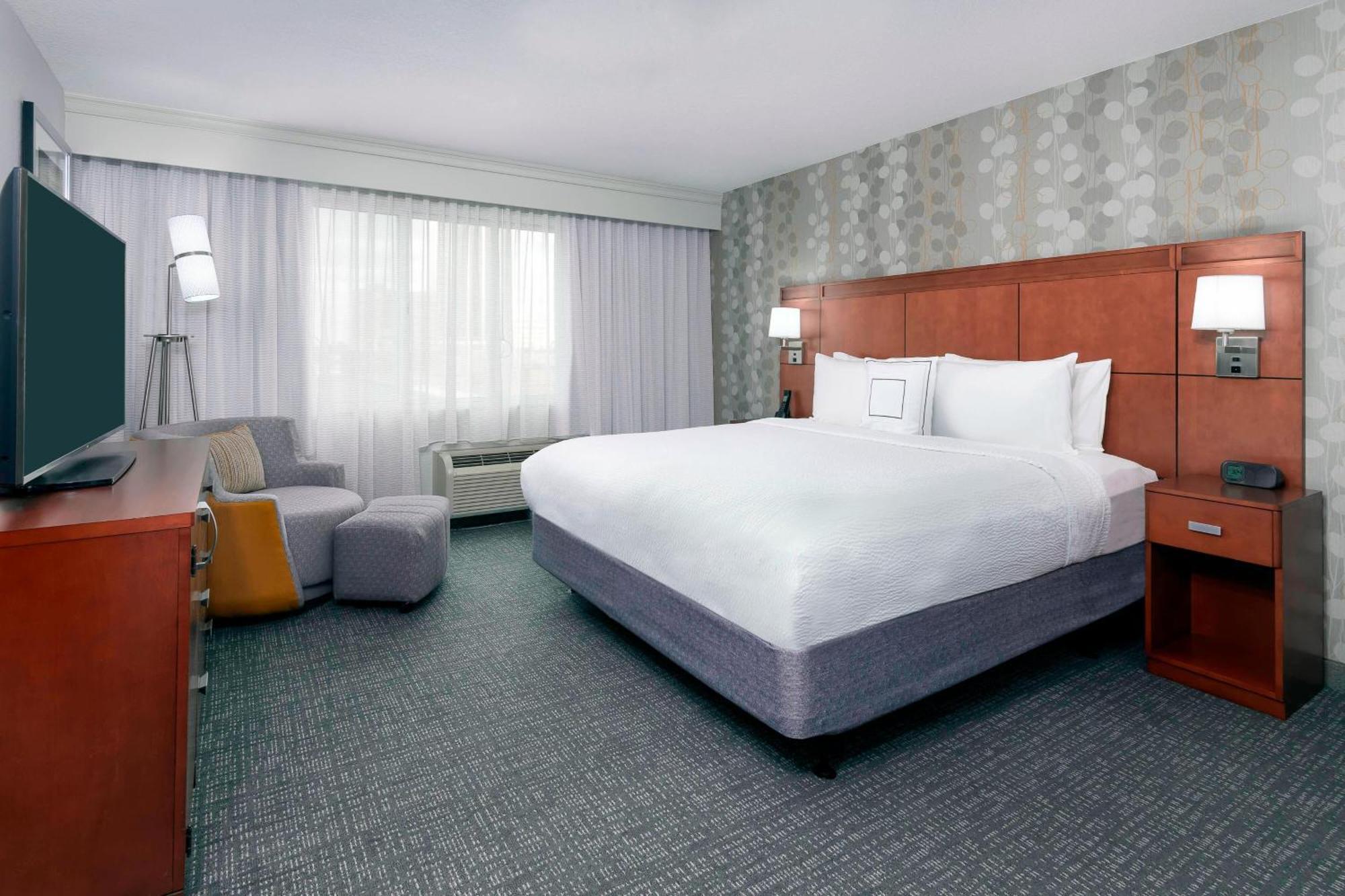 Courtyard Fort Wayne Downtown At Grand Wayne Convention Center Bagian luar foto