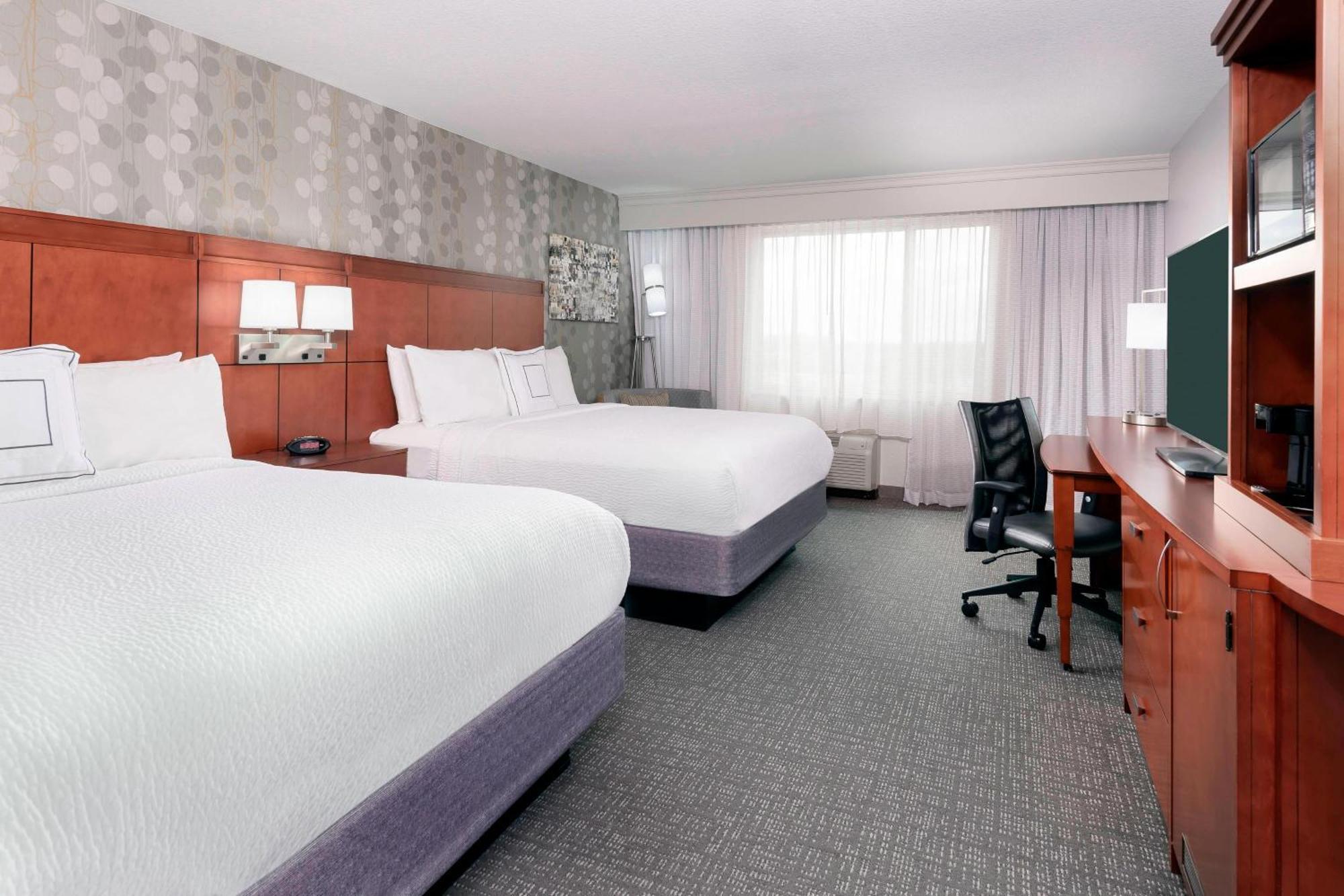 Courtyard Fort Wayne Downtown At Grand Wayne Convention Center Bagian luar foto