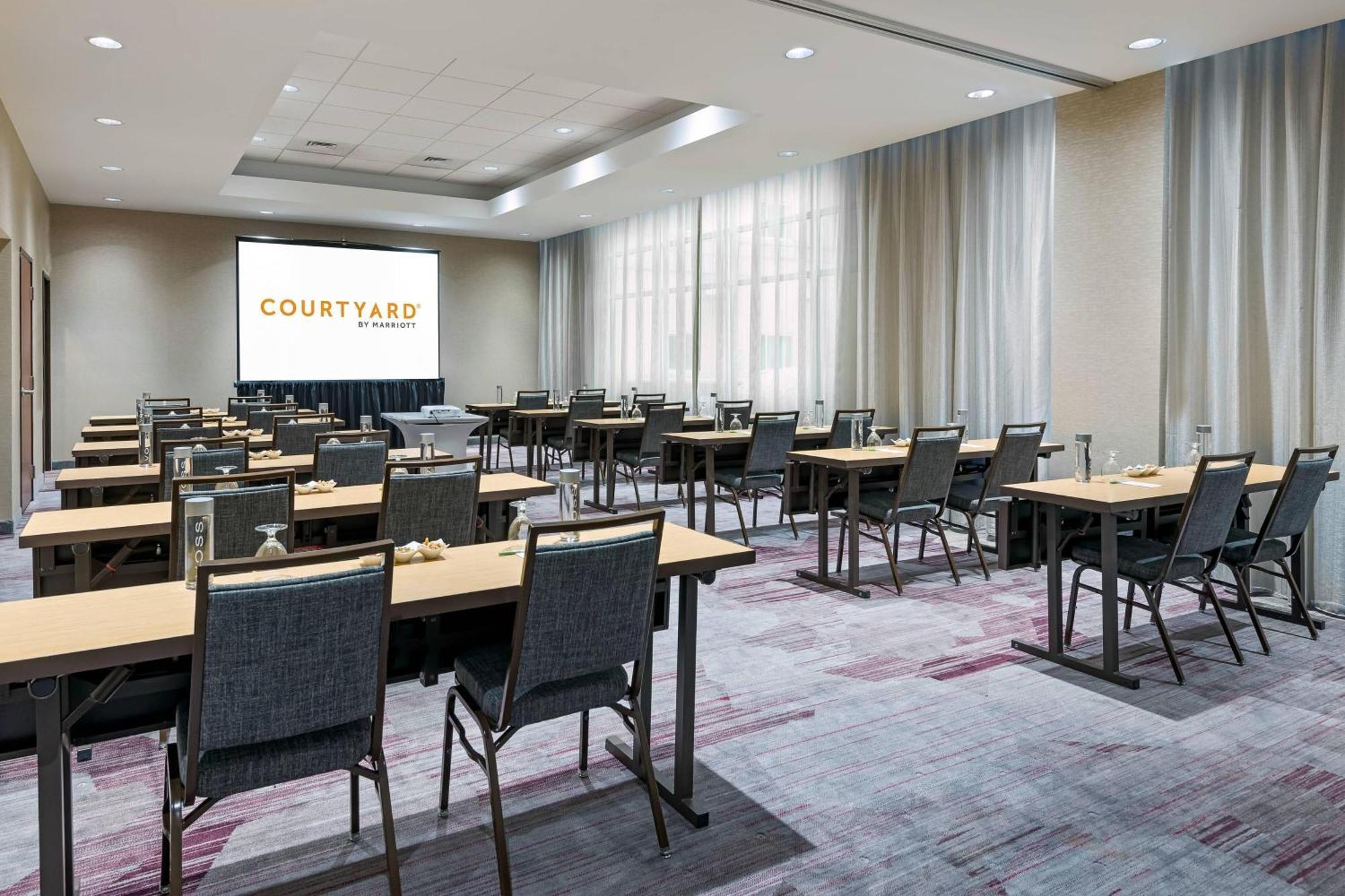 Courtyard Fort Wayne Downtown At Grand Wayne Convention Center Bagian luar foto