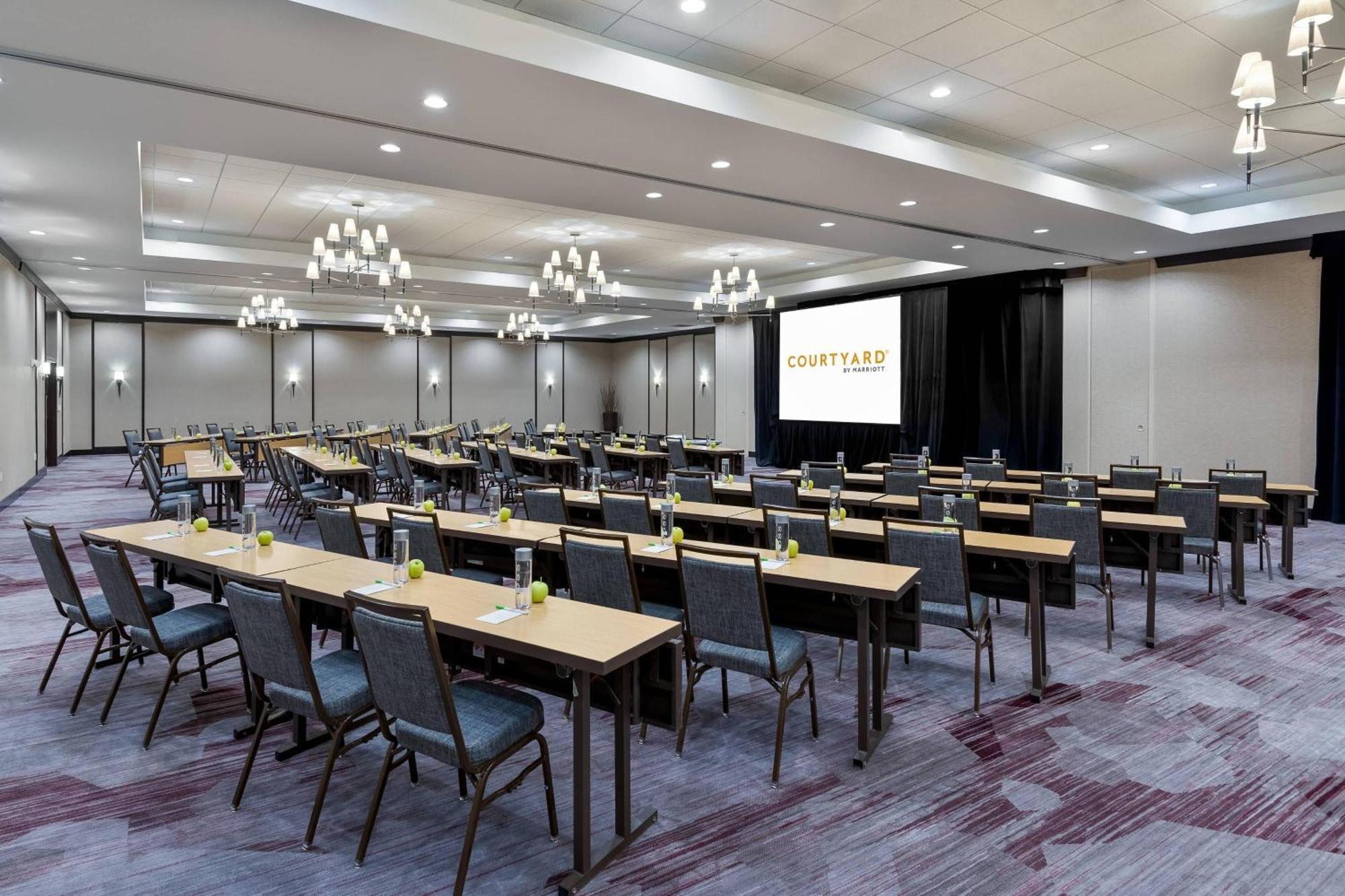 Courtyard Fort Wayne Downtown At Grand Wayne Convention Center Bagian luar foto