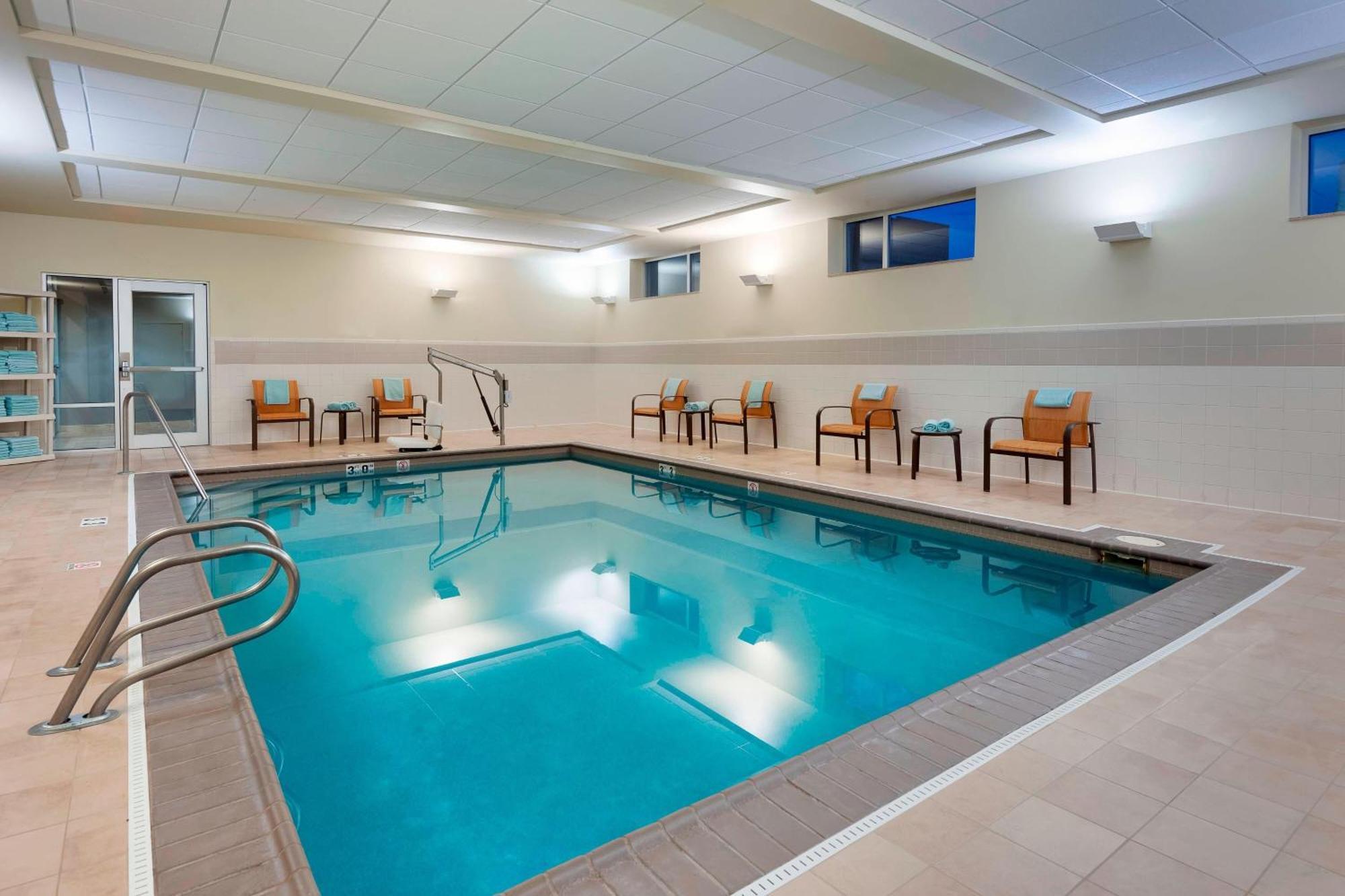 Courtyard Fort Wayne Downtown At Grand Wayne Convention Center Bagian luar foto