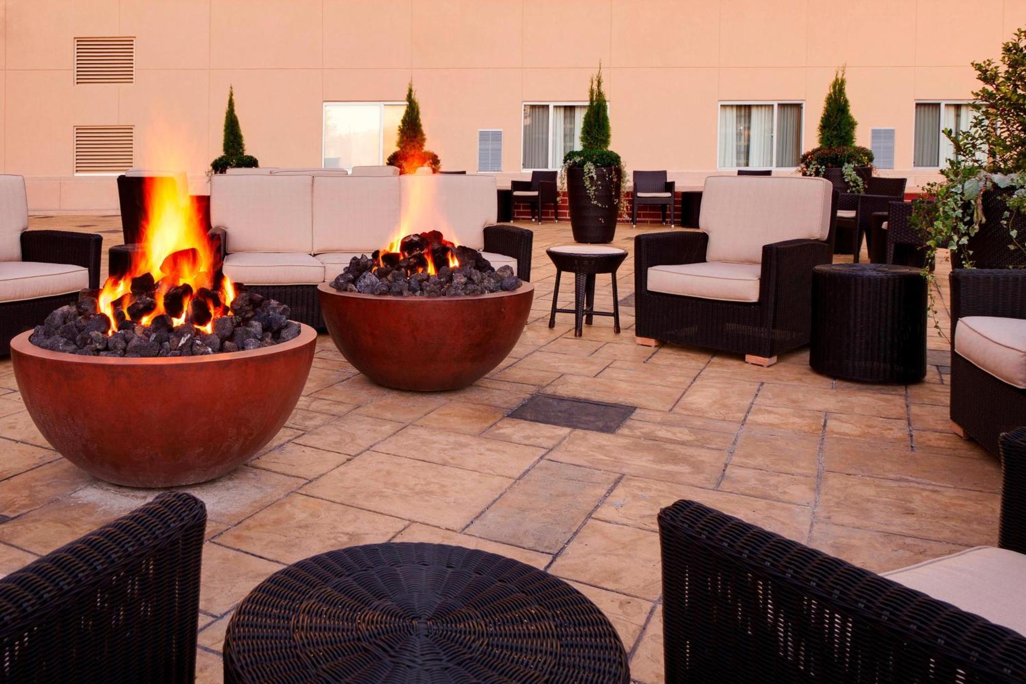 Courtyard Fort Wayne Downtown At Grand Wayne Convention Center Bagian luar foto