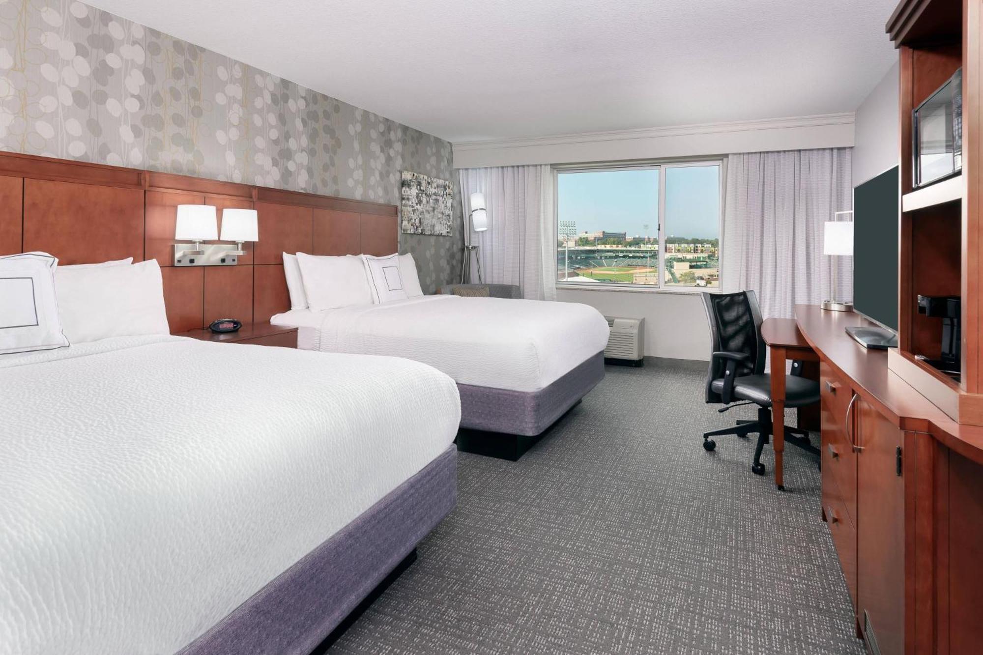 Courtyard Fort Wayne Downtown At Grand Wayne Convention Center Bagian luar foto