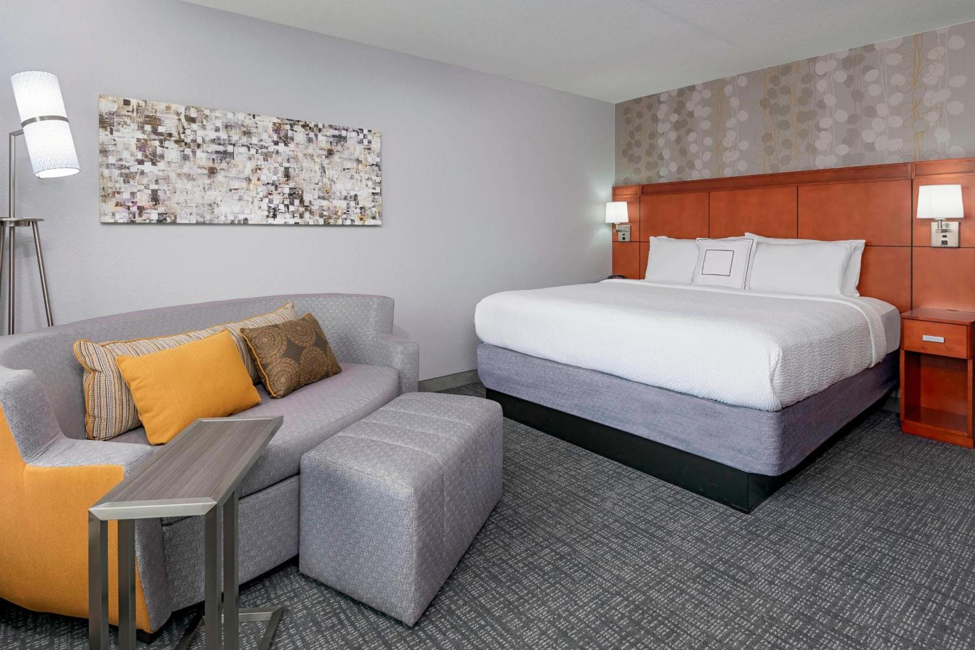 Courtyard Fort Wayne Downtown At Grand Wayne Convention Center Bagian luar foto
