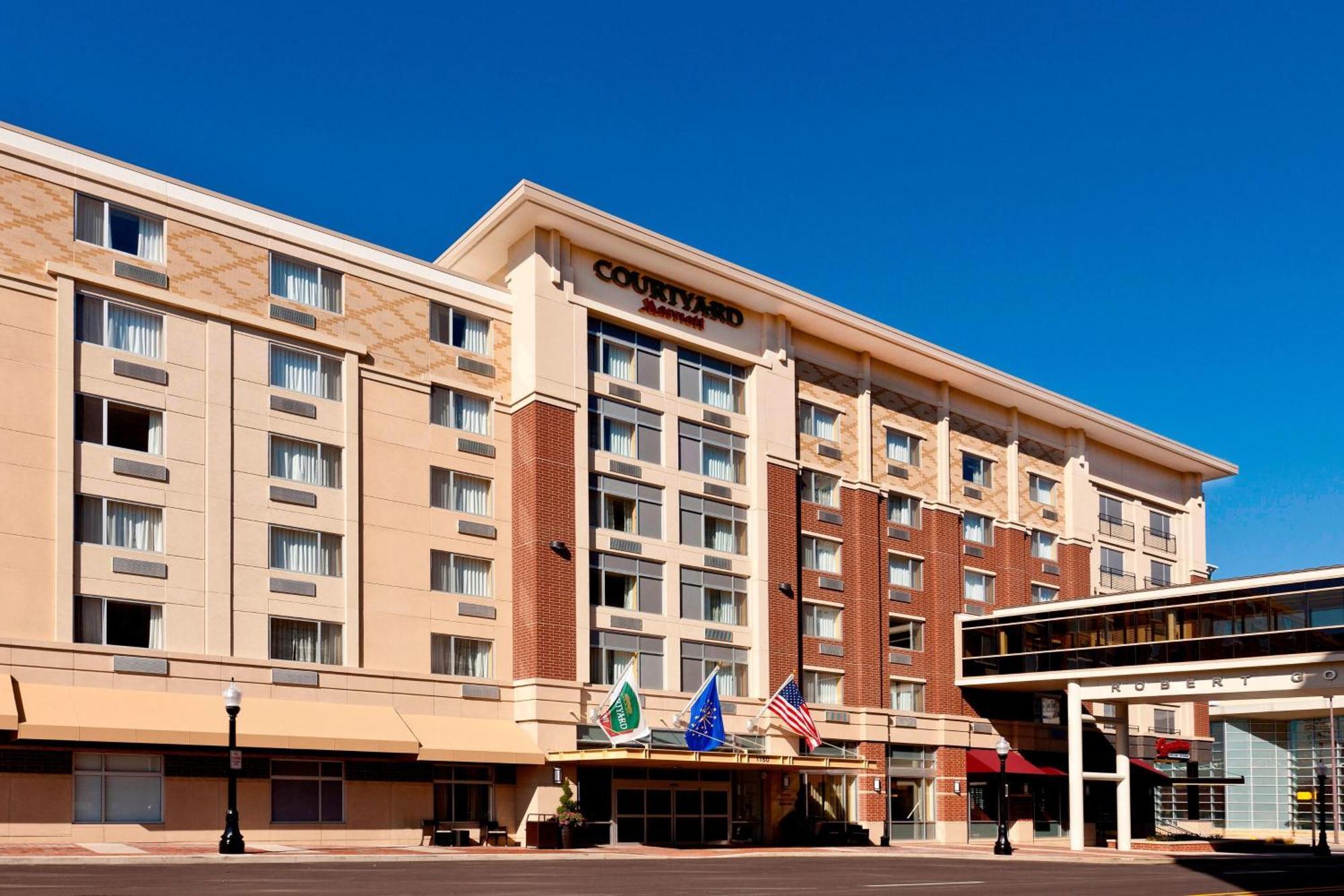 Courtyard Fort Wayne Downtown At Grand Wayne Convention Center Bagian luar foto