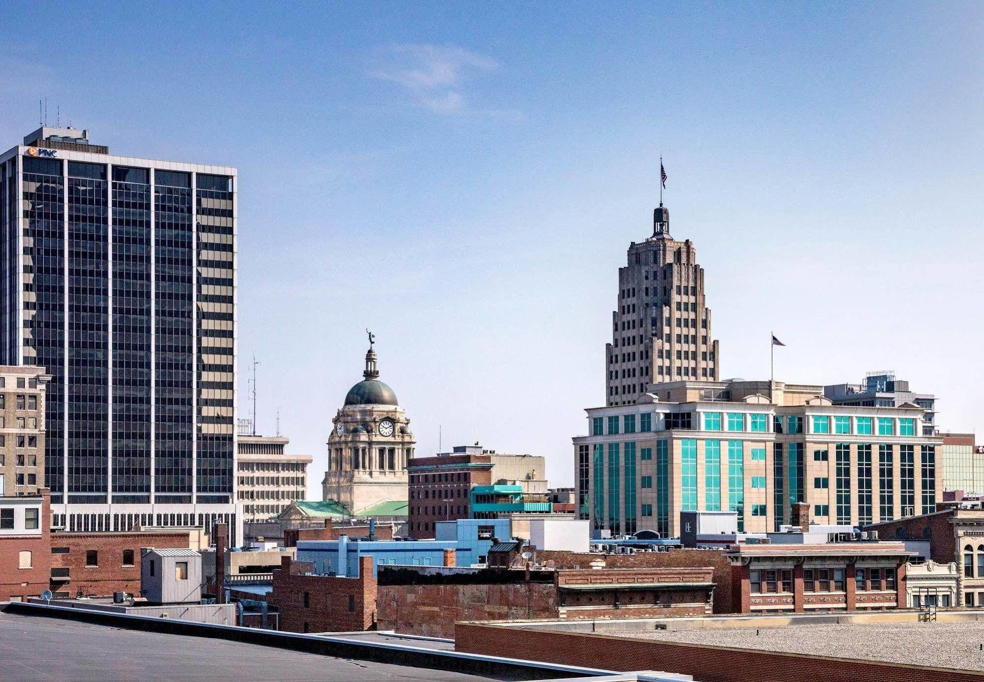 Courtyard Fort Wayne Downtown At Grand Wayne Convention Center Bagian luar foto