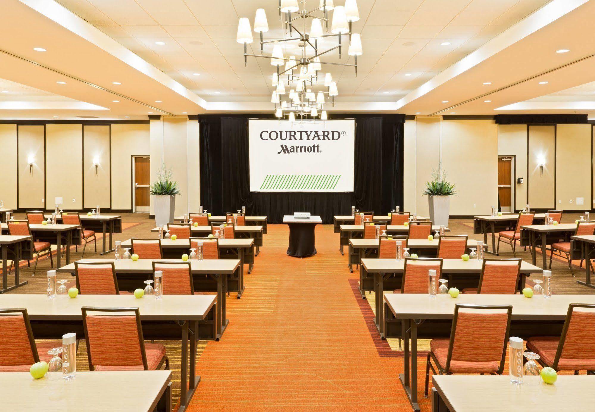 Courtyard Fort Wayne Downtown At Grand Wayne Convention Center Bagian luar foto