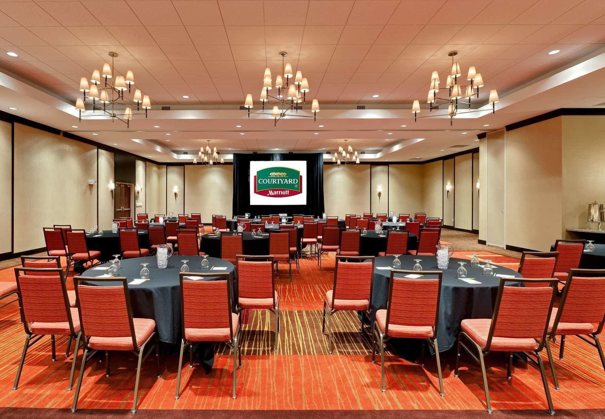 Courtyard Fort Wayne Downtown At Grand Wayne Convention Center Bagian luar foto