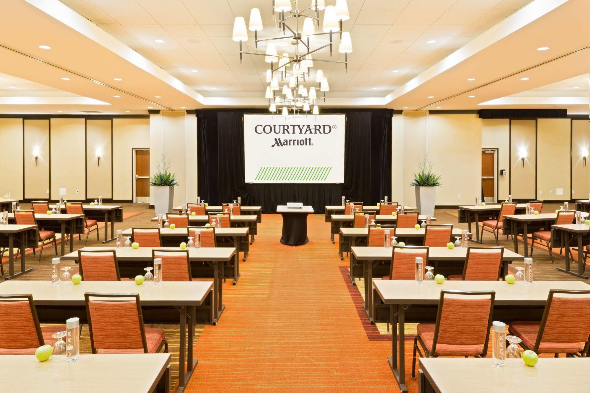 Courtyard Fort Wayne Downtown At Grand Wayne Convention Center Bagian luar foto