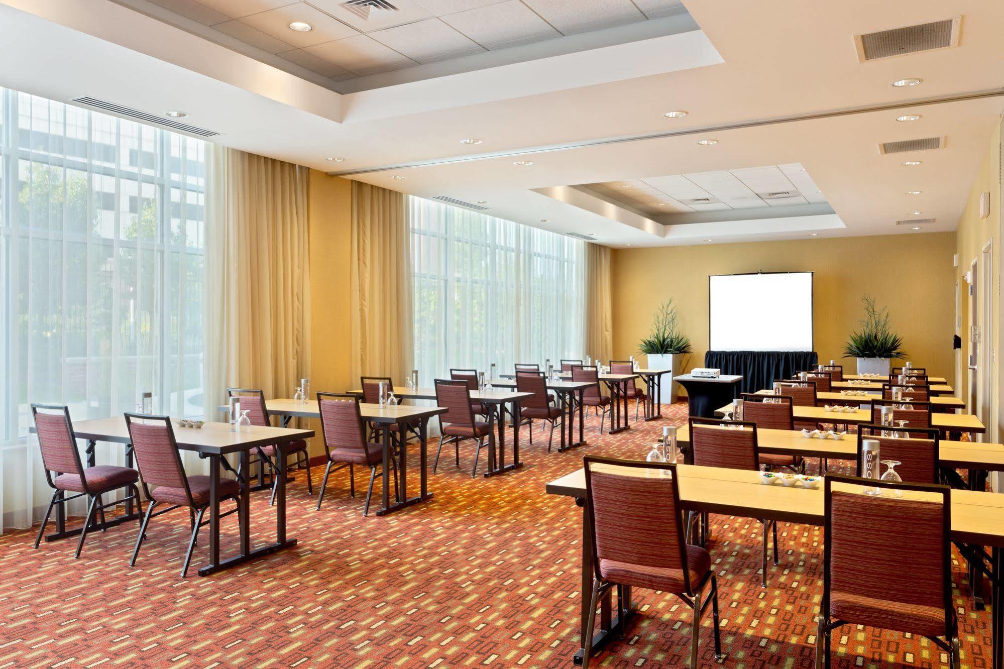 Courtyard Fort Wayne Downtown At Grand Wayne Convention Center Bagian luar foto