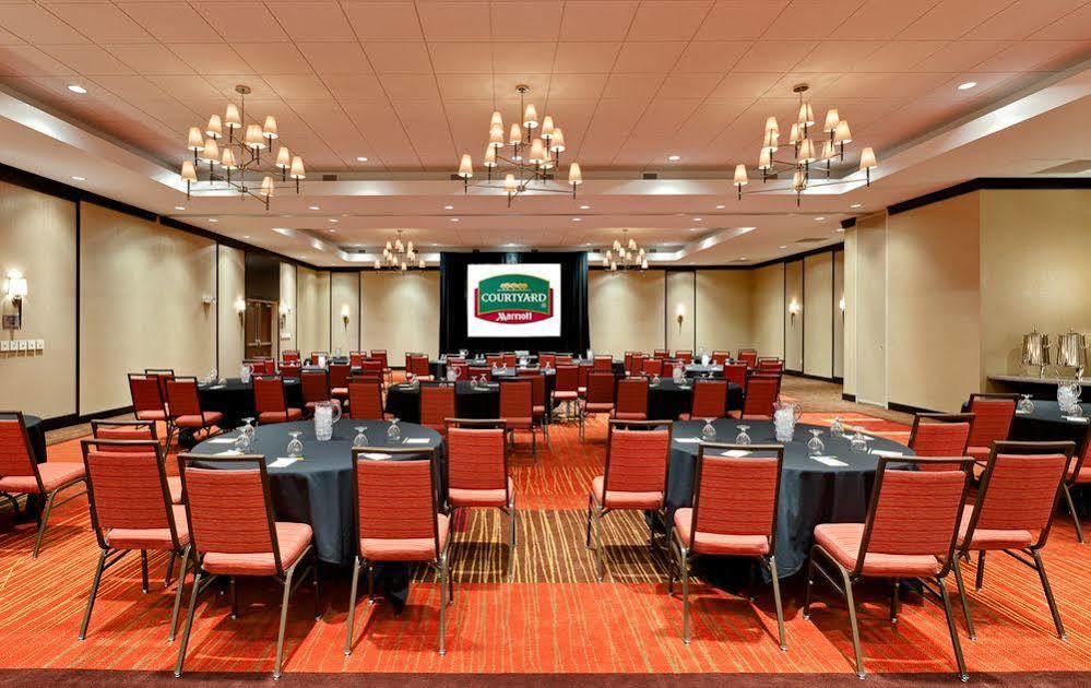 Courtyard Fort Wayne Downtown At Grand Wayne Convention Center Bagian luar foto