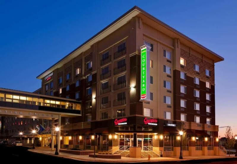 Courtyard Fort Wayne Downtown At Grand Wayne Convention Center Bagian luar foto