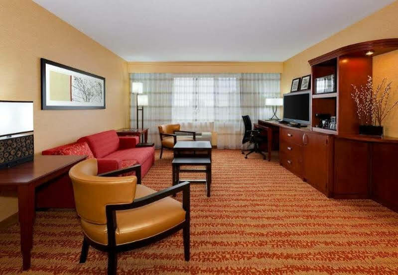 Courtyard Fort Wayne Downtown At Grand Wayne Convention Center Bagian luar foto