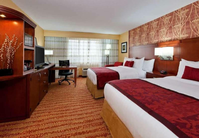 Courtyard Fort Wayne Downtown At Grand Wayne Convention Center Bagian luar foto